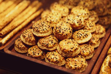 Bir grup çeşit kurabiye. Çikolata parçacıklı, yulaflı, kuru üzümlü, beyaz çikolatalı.