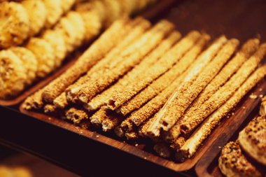 Bir grup çeşit kurabiye. Çikolata parçacıklı, yulaflı, kuru üzümlü, beyaz çikolatalı.