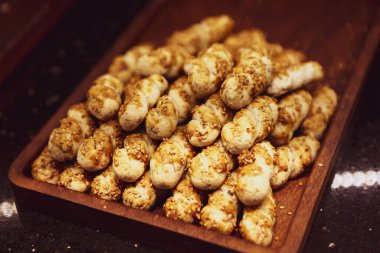 Bir grup çeşit kurabiye. Çikolata parçacıklı, yulaflı, kuru üzümlü, beyaz çikolatalı.