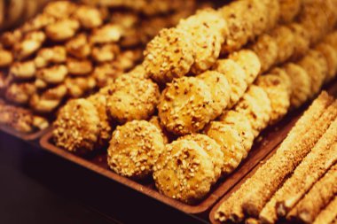 Bir grup çeşit kurabiye. Çikolata parçacıklı, yulaflı, kuru üzümlü, beyaz çikolatalı.