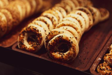 Bir grup çeşit kurabiye. Çikolata parçacıklı, yulaflı, kuru üzümlü, beyaz çikolatalı.