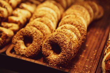 Bir grup çeşit kurabiye. Çikolata parçacıklı, yulaflı, kuru üzümlü, beyaz çikolatalı.