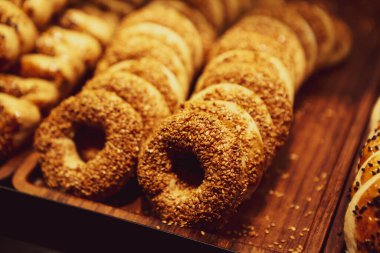 Bir grup çeşit kurabiye. Çikolata parçacıklı, yulaflı, kuru üzümlü, beyaz çikolatalı.