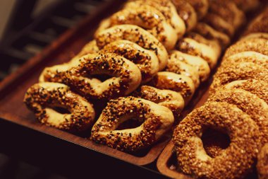 Bir grup çeşit kurabiye. Çikolata parçacıklı, yulaflı, kuru üzümlü, beyaz çikolatalı.