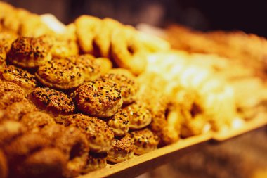 Bir grup çeşit kurabiye. Çikolata parçacıklı, yulaflı, kuru üzümlü, beyaz çikolatalı.