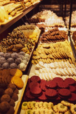 Bir grup çeşit kurabiye. Çikolata parçacıklı, yulaflı, kuru üzümlü, beyaz çikolatalı.