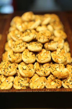 Bir grup çeşit kurabiye. Çikolata parçacıklı, yulaflı, kuru üzümlü, beyaz çikolatalı.