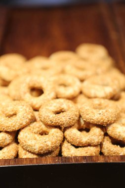 Bir grup çeşit kurabiye. Çikolata parçacıklı, yulaflı, kuru üzümlü, beyaz çikolatalı.