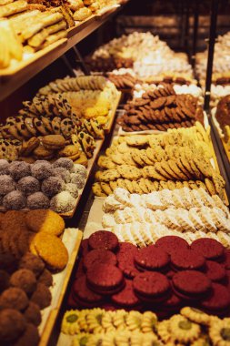 Bir grup çeşit kurabiye. Çikolata parçacıklı, yulaflı, kuru üzümlü, beyaz çikolatalı.