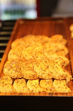 Bir grup çeşit kurabiye. Çikolata parçacıklı, yulaflı, kuru üzümlü, beyaz çikolatalı.