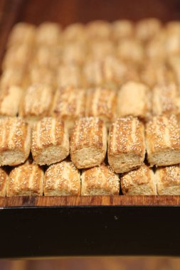 Bir grup çeşit kurabiye. Çikolata parçacıklı, yulaflı, kuru üzümlü, beyaz çikolatalı.