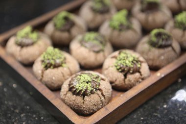 Bir grup çeşit kurabiye. Çikolata parçacıklı, yulaflı, kuru üzümlü, beyaz çikolatalı.