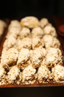 Bir grup çeşit kurabiye. Çikolata parçacıklı, yulaflı, kuru üzümlü, beyaz çikolatalı.