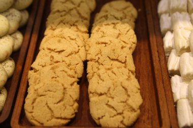 Bir grup çeşit kurabiye. Çikolata parçacıklı, yulaflı, kuru üzümlü, beyaz çikolatalı.