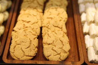 Bir grup çeşit kurabiye. Çikolata parçacıklı, yulaflı, kuru üzümlü, beyaz çikolatalı.