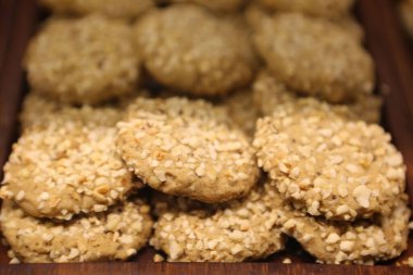 Bir grup çeşit kurabiye. Çikolata parçacıklı, yulaflı, kuru üzümlü, beyaz çikolatalı.