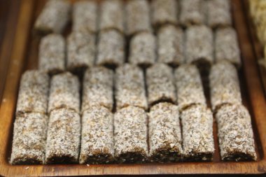 Bir grup çeşit kurabiye. Çikolata parçacıklı, yulaflı, kuru üzümlü, beyaz çikolatalı.