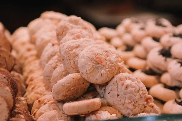 Bir grup çeşit kurabiye. Çikolata parçacıklı, yulaflı, kuru üzümlü, beyaz çikolatalı.