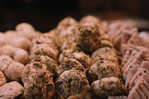 Bir grup çeşit kurabiye. Çikolata parçacıklı, yulaflı, kuru üzümlü, beyaz çikolatalı.