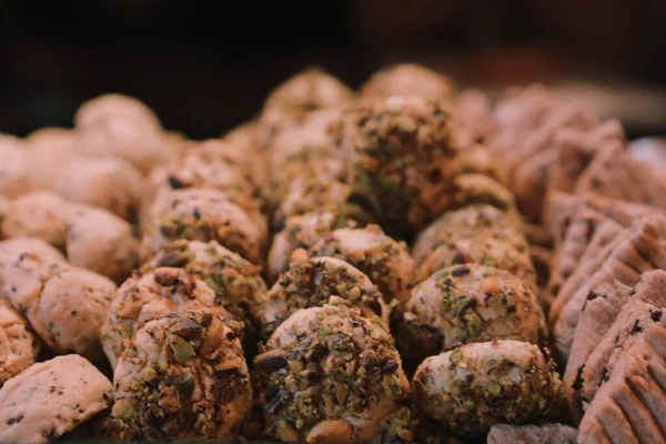 Bir grup çeşit kurabiye. Çikolata parçacıklı, yulaflı, kuru üzümlü, beyaz çikolatalı.