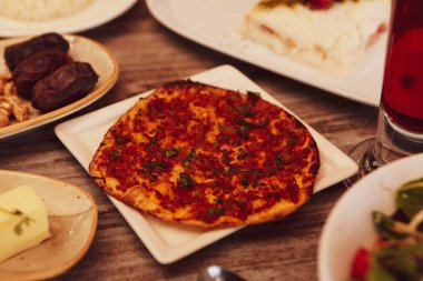 Geleneksel Türk ve Yunan yemek meze masası