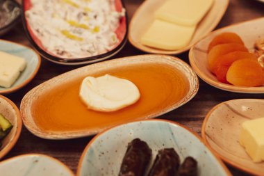 Geleneksel Türk ve Yunan yemek meze masası