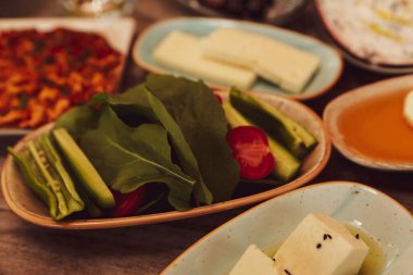 Geleneksel Türk ve Yunan yemek meze masası