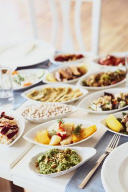 Geleneksel Türk ve Yunan yemek meze masası