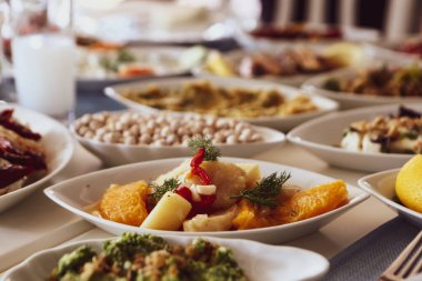 Geleneksel Türk ve Yunan yemek meze masası