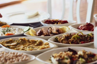 Geleneksel Türk ve Yunan yemek meze masası