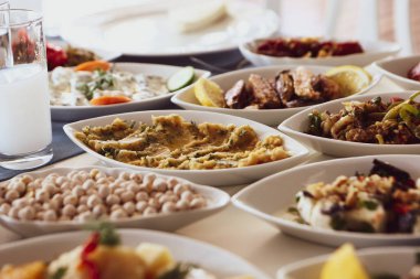 Geleneksel Türk ve Yunan yemek meze masası