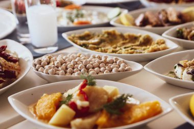Geleneksel Türk ve Yunan yemek meze masası