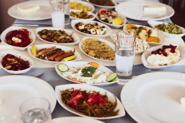 Geleneksel Türk ve Yunan yemek meze masası