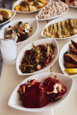 Geleneksel Türk ve Yunan yemek meze masası