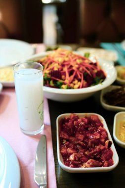 Geleneksel Türk ve Yunan yemek meze masası
