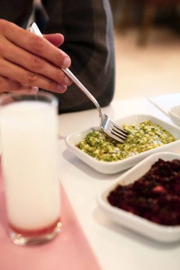 Geleneksel Türk ve Yunan yemek meze masası