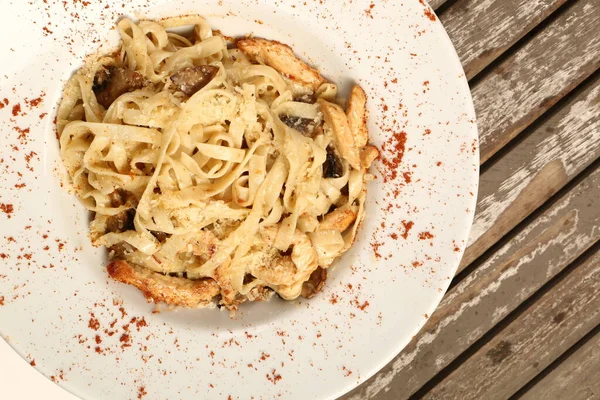 おいしいソースとおいしい食欲をそそる古典的なイタリアのパスタ — ストック写真