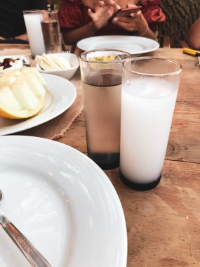Özel Alkollü İçkili Rakılı Türk ve Yunan Geleneksel Yemek Masası. Uzo ve Türk Rakısı, Türkiye, Yunanistan, Kıbrıs ve Lübnan'da yaygın olarak tüketilen kuru anason aromalı bir aperatiftir.