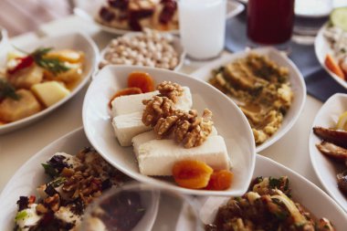 Özel Alkollü İçkili Rakılı Türk ve Yunan Geleneksel Yemek Masası. Uzo ve Türk Rakısı, Türkiye, Yunanistan, Kıbrıs ve Lübnan'da yaygın olarak tüketilen kuru anason aromalı bir aperatiftir.