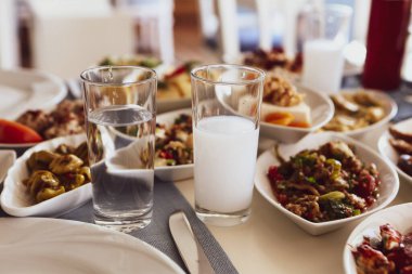 Özel Alkollü İçkili Rakılı Türk ve Yunan Geleneksel Yemek Masası. Uzo ve Türk Rakısı, Türkiye, Yunanistan, Kıbrıs ve Lübnan'da yaygın olarak tüketilen kuru anason aromalı bir aperatiftir.