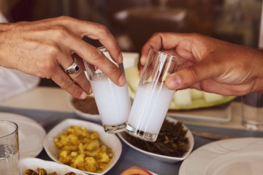 Özel Alkollü İçkili Rakılı Türk ve Yunan Geleneksel Yemek Masası. Uzo ve Türk Rakısı, Türkiye, Yunanistan, Kıbrıs ve Lübnan'da yaygın olarak tüketilen kuru anason aromalı bir aperatiftir.