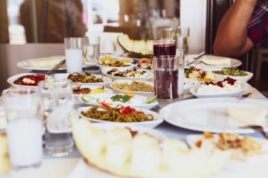 Özel Alkollü İçkili Rakılı Türk ve Yunan Geleneksel Yemek Masası. Uzo ve Türk Rakısı, Türkiye, Yunanistan, Kıbrıs ve Lübnan'da yaygın olarak tüketilen kuru anason aromalı bir aperatiftir.