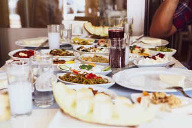 Özel Alkollü İçkili Rakılı Türk ve Yunan Geleneksel Yemek Masası. Uzo ve Türk Rakısı, Türkiye, Yunanistan, Kıbrıs ve Lübnan'da yaygın olarak tüketilen kuru anason aromalı bir aperatiftir.