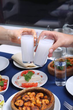 Özel Alkollü İçkili Rakılı Türk ve Yunan Geleneksel Yemek Masası. Uzo ve Türk Rakısı, Türkiye, Yunanistan, Kıbrıs ve Lübnan'da yaygın olarak tüketilen kuru anason aromalı bir aperatiftir.