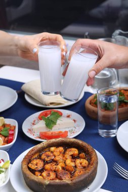 Özel Alkollü İçkili Rakılı Türk ve Yunan Geleneksel Yemek Masası. Uzo ve Türk Rakısı, Türkiye, Yunanistan, Kıbrıs ve Lübnan'da yaygın olarak tüketilen kuru anason aromalı bir aperatiftir.