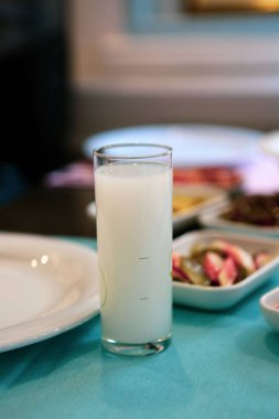 Özel Alkollü İçkili Rakılı Türk ve Yunan Geleneksel Yemek Masası. Uzo ve Türk Rakısı, Türkiye, Yunanistan, Kıbrıs ve Lübnan'da yaygın olarak tüketilen kuru anason aromalı bir aperatiftir.