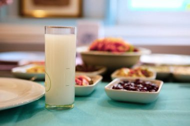 Özel Alkollü İçkili Rakılı Türk ve Yunan Geleneksel Yemek Masası. Uzo ve Türk Rakısı, Türkiye, Yunanistan, Kıbrıs ve Lübnan'da yaygın olarak tüketilen kuru anason aromalı bir aperatiftir.