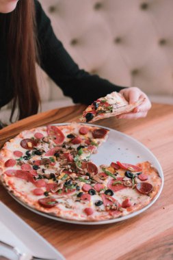 Lezzetli karışık İtalyan pizzası.