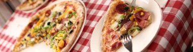 Lezzetli karışık İtalyan pizzası.