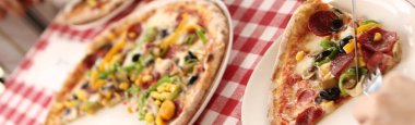 Lezzetli karışık İtalyan pizzası.